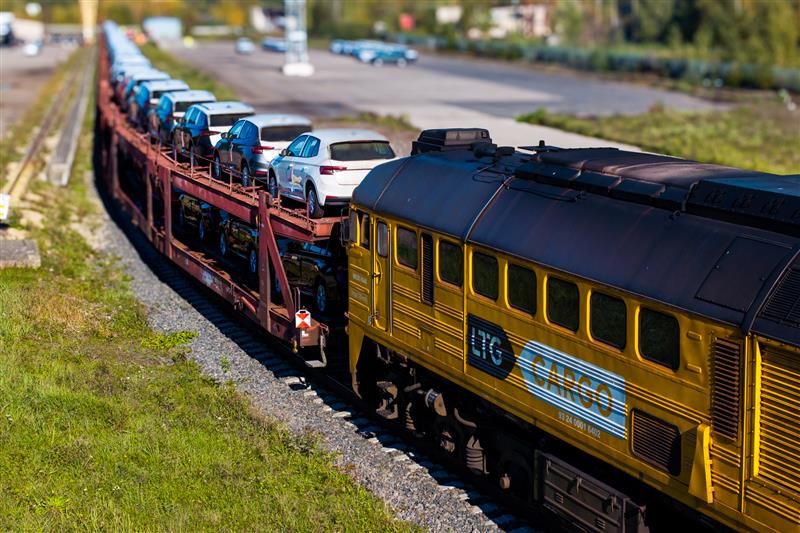 Project cargo arrives in Kaunas: a consignment of new “Škoda Auto” cars transported entirely on the European gauge